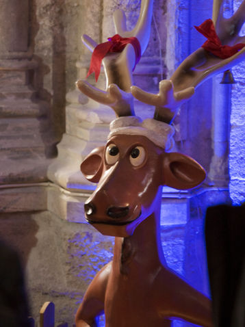 Chez DECOMOOVE nous sommes spécialistes des décorations de Noël sur-mesure, nous créons des univers décoratifs immersifs avec des vitrines d'automates exclusives et des scénographies de personnages en résines qui transforment chaque lieu en expérience inoubliable.