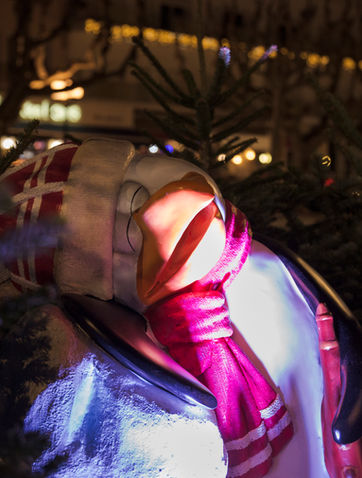Chez DECOMOOVE nous sommes spécialistes des décorations de Noël sur-mesure, nous créons des univers décoratifs immersifs avec des vitrines d'automates exclusives et des scénographies de personnages en résines qui transforment chaque lieu en expérience inoubliable.