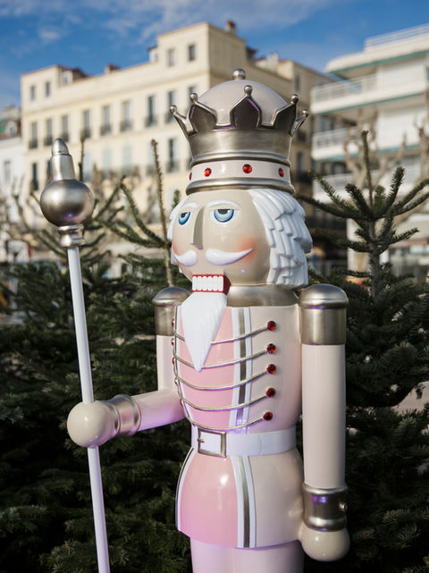 Chez DECOMOOVE nous sommes spécialistes des décorations de Noël sur-mesure, nous créons des univers décoratifs immersifs avec des vitrines d'automates exclusives et des scénographies de personnages en résines qui transforment chaque lieu en expérience inoubliable.