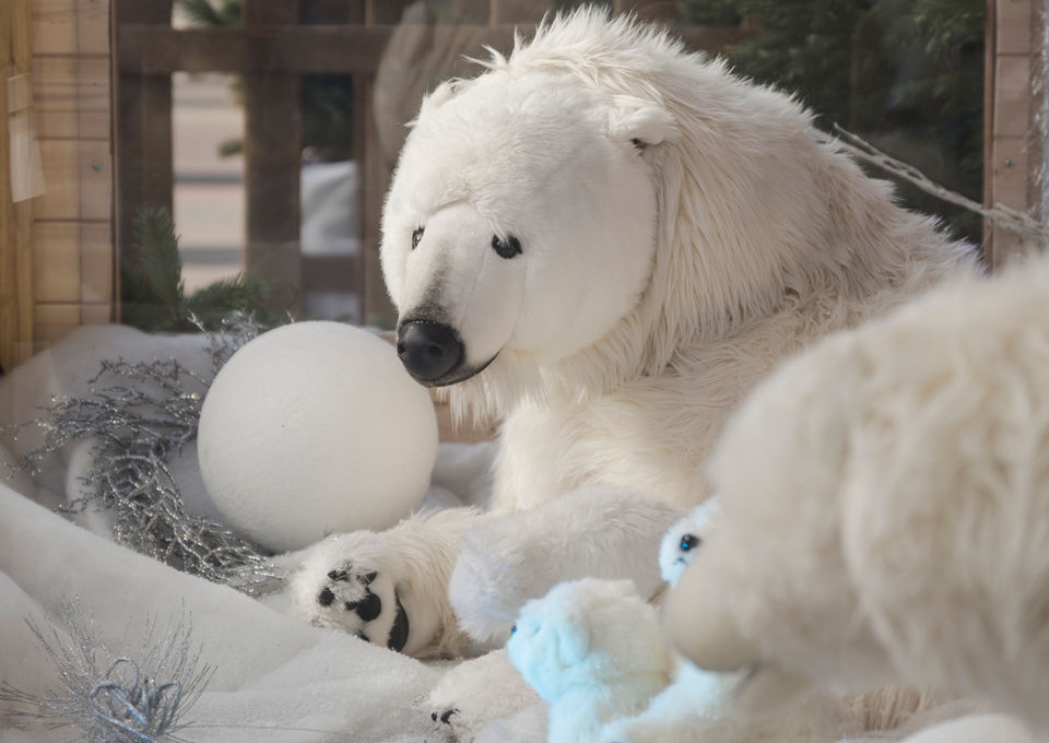 Chez DECOMOOVE nous sommes spécialistes des décorations de Noël sur-mesure, nous créons des univers décoratifs immersifs avec des vitrines d'automates exclusives et des scénographies de personnages en résines qui transforment chaque lieu en expérience inoubliable.