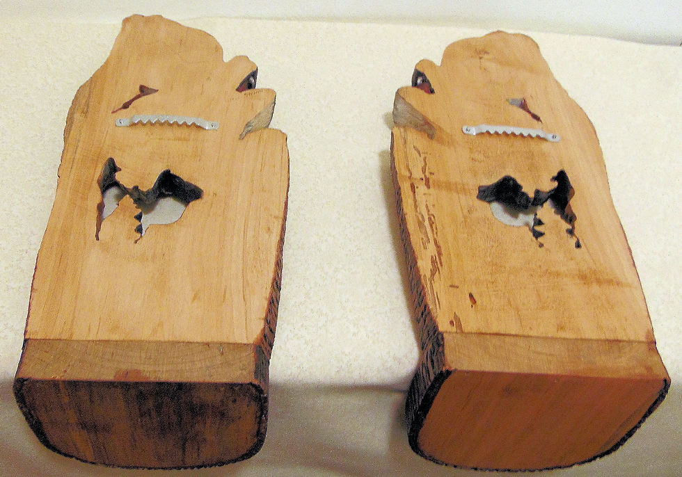 Miniatura: wooden carved howling wolf wall sconce set back view