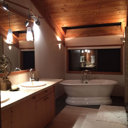 A cotton dhurrie rug in shades of beige making a bathroom look more beautiful.