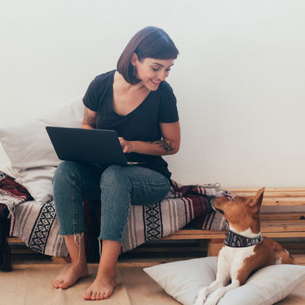 “Encalhada”, “solteirona”, “ficou para titia” - Qual o estereótipo da mulher solteira (no Dia dos Na