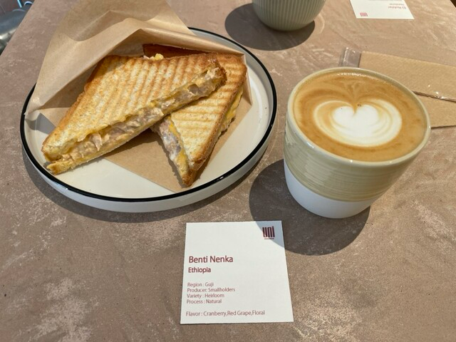 ホットサンド ツナ&チーズ、カフェラテ