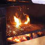 肉を網の上で焼いている