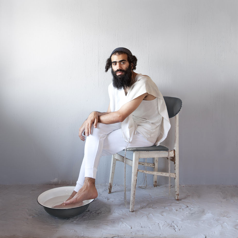 yaeli gabriely יעלי גבריאלי religous jewish man black beard sitting foot in a bowl