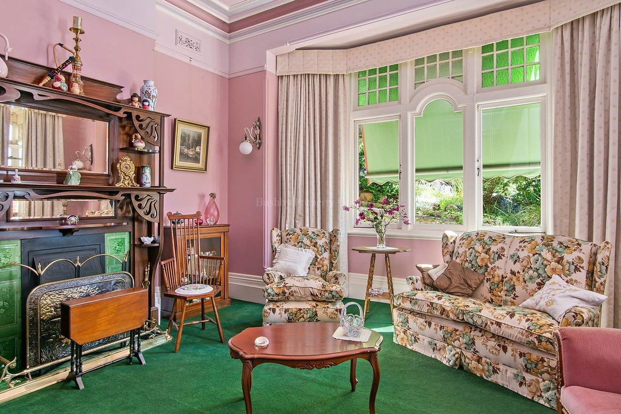 Reception room with bay window
