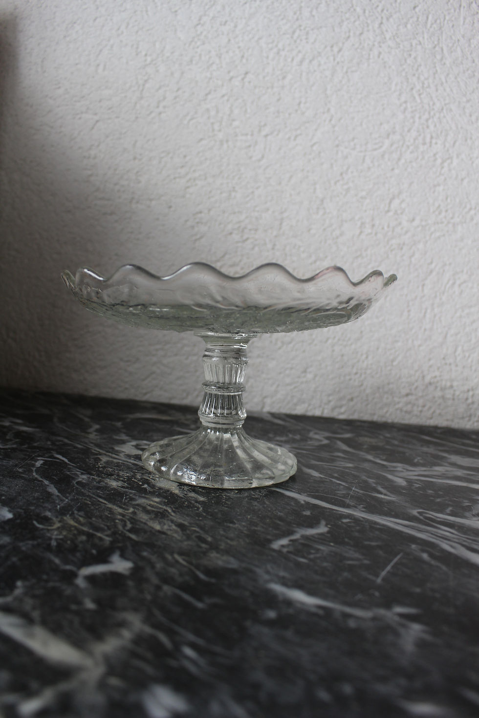 Miniature : Coupe fleurie en verre moulé
