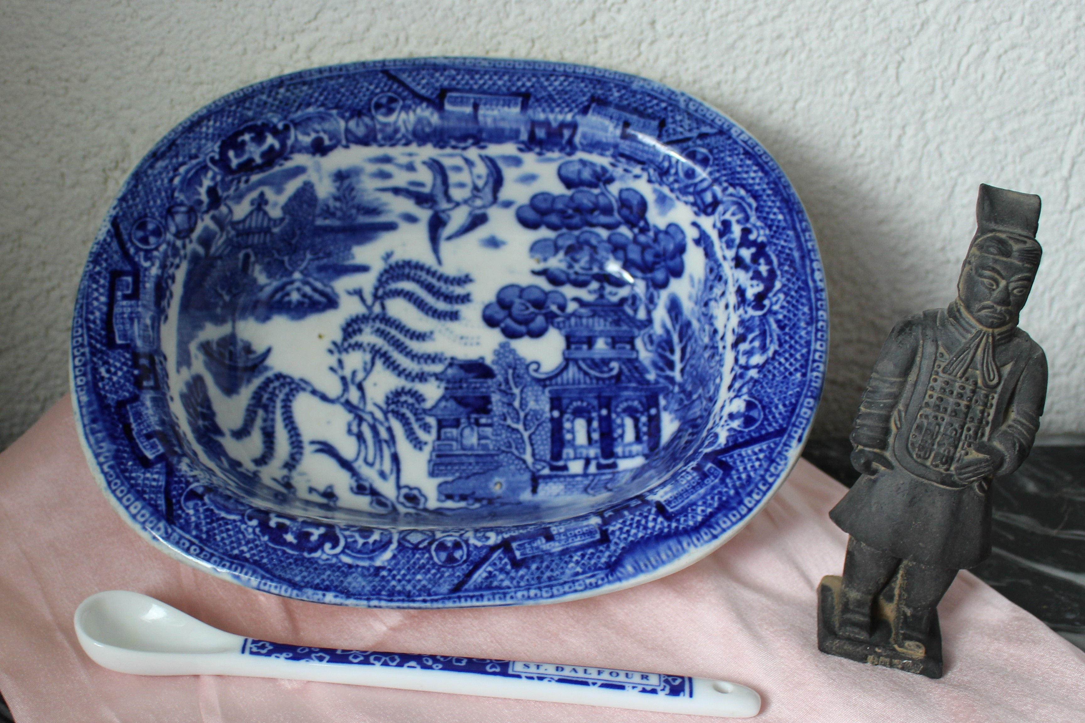 Plat ovale blanc/bleu en porcelaine anglaise