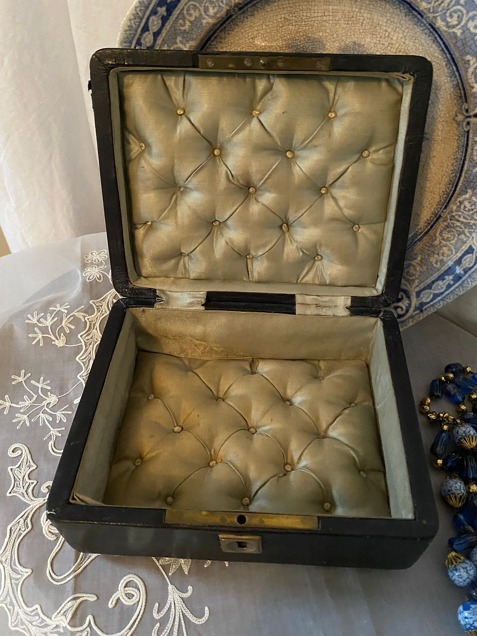Miniature : Coffret en cuir et en laiton capitonné