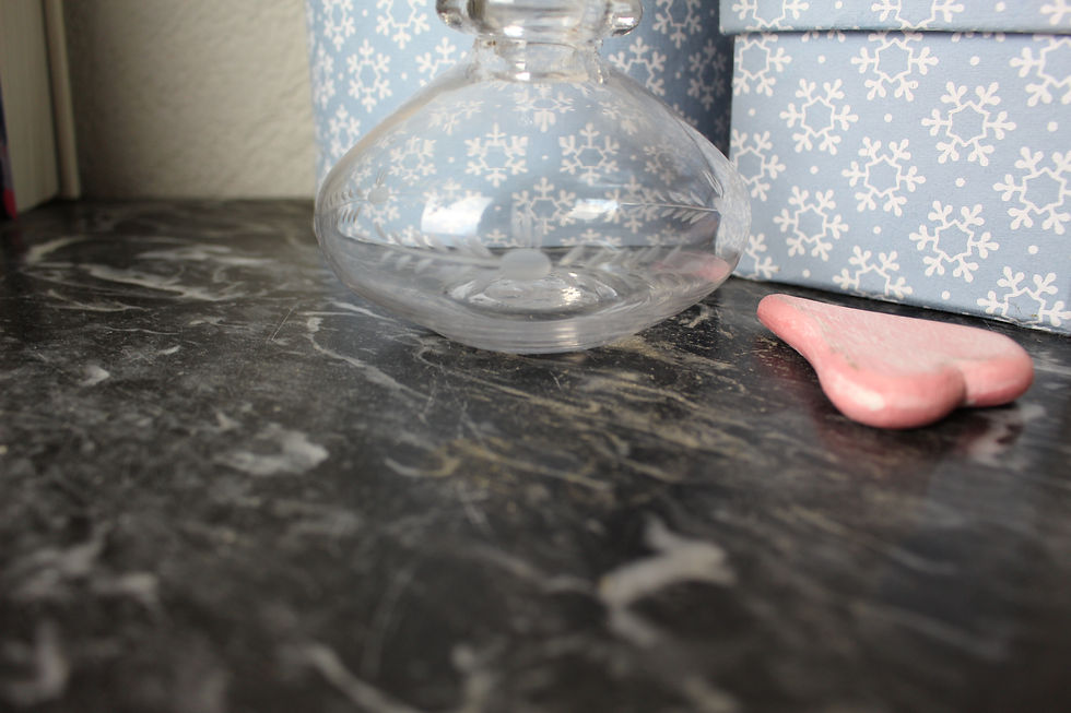 Miniature : Petite carafe en verre gravé