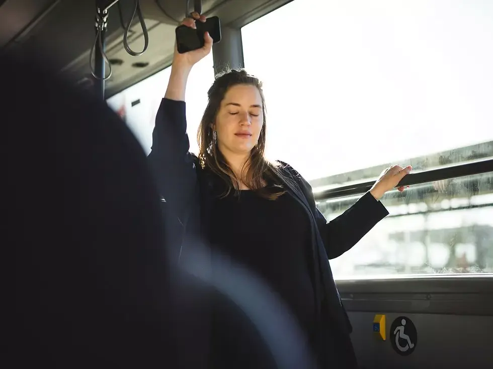 ഗർഭിണികൾ യാത്ര ചെയ്തുകൂടെ?(can pregnant women travel ?)  പണ്ടത്തെ കാലത്തു സ്ത്രീകൾ വീട്ടിൽ തന്നെ ആയിരുന്നതിനാൽ ഗർഭിണകൾക്ക് യാത്രയെ കുറിച്ച് ഒരു സംശയവുമില്ല. എന്നാൽ ഇന്ന് ജോലിയുടെ ഭാഗമായി സ്ത്രീകൾക്ക് ടു വീലർ മുതൽ വിമാന യാത്ര വരെ നടത്തേണ്ട നിരവധി സാഹചര്യങ്ങളാണുള്ളത്. ഗർഭാരംഭത്തിൽ തന്നെ നിരവധി അരുതുകളും തുറിച്ചു നോട്ടങ്ങളും കാണുമ്പോൾ ആദ്യം ഗർഭം ധരിക്കുന്ന ആർക്കും എന്ത് ചെയ്യണം ചെയ്യേണ്ട എന്ന സംശയമായാണ്. 