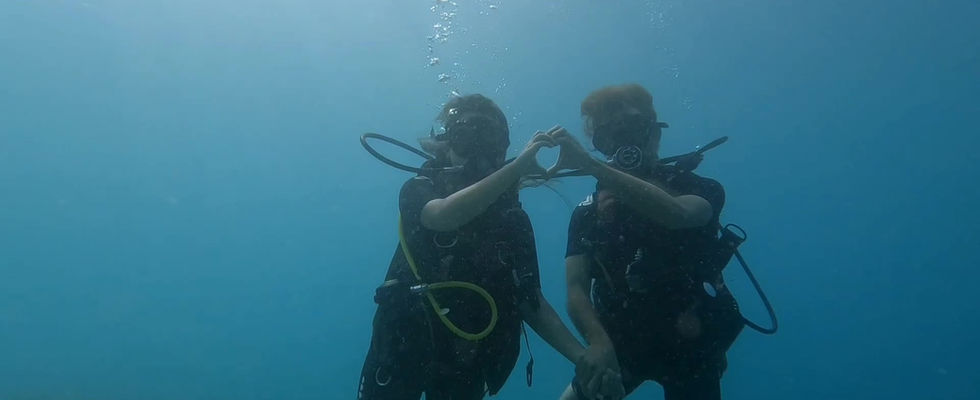 Dos buceadores formando un corazón bajo el agua Dive Center PSS en Havana, Cuba,  Bucea en Cuba, Dive in Cuba