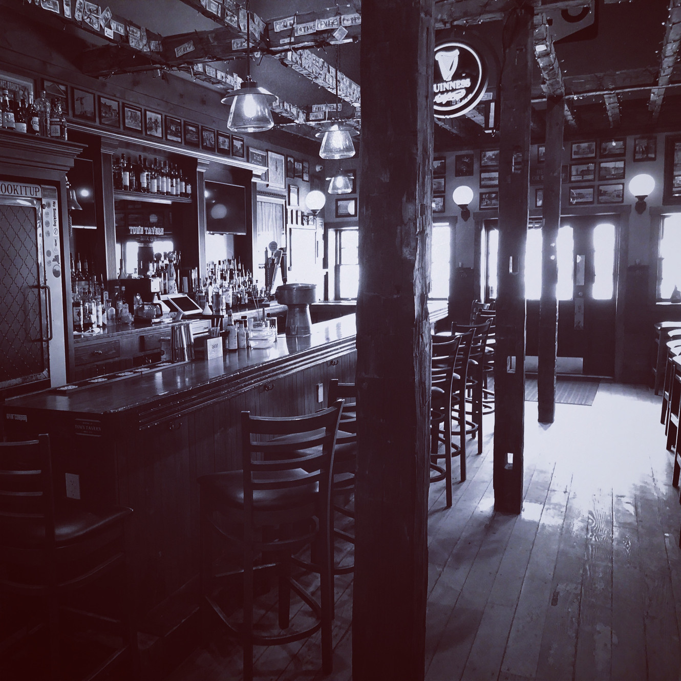 Town Tavern - Photo 3