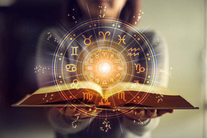 Livre ouvert qui affiche des signe astrologique