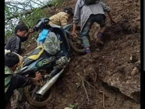 မိုးများပြီး ပျက်စီးခဲ့ရသည့် ကားလမ်းမပြုပြင်နိုင်သေးသောကြောင့် ရီဒမ်းဒေသခံများ ခက်ခဲ