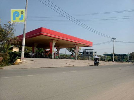 မြစ်ကြီးနားမြို့တွင်း ယနေ့ နေ့လယ်ကစပြီး ဓာတ်ဆီ ပြတ်လပ်နေ၊ ဆီပန့်ဆိုင်ကြီးများ ပိတ်ထားရ၊ ရေသန့်ဘူးဖြင့်ရောင်းသော လမ်းဘေးဆိုင်တချို့သာရှိနေ။ 