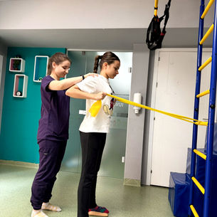 Cum îi ajută kinetoterapia pe copiii cu tulburări de dezvoltare