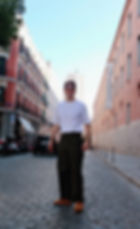 The Trendy Man con un pantalon balloon fit verde de Uniqlo por Madrid