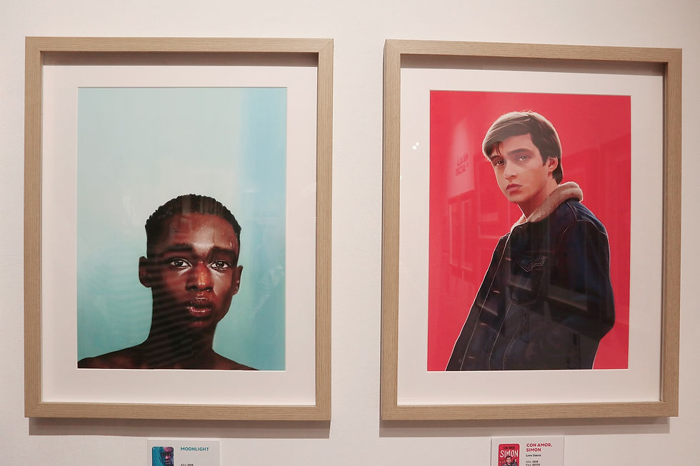 Dos retratos enmarcados de películas: Moonlight y Con amor, Simon, sobre fondo blanco, con tonos azul y rojo y rostros serios.