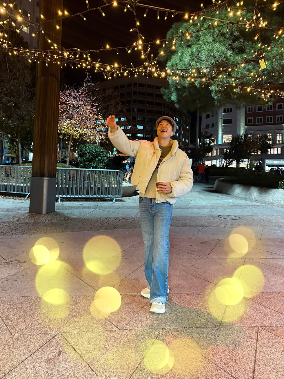 The Trendy Man brindando con vino caliente especiado por Navidad