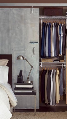 ASÍ SE CONSIGUE UN ARMARIO DE ROPA MINIMALISTA PARA HOMBRES