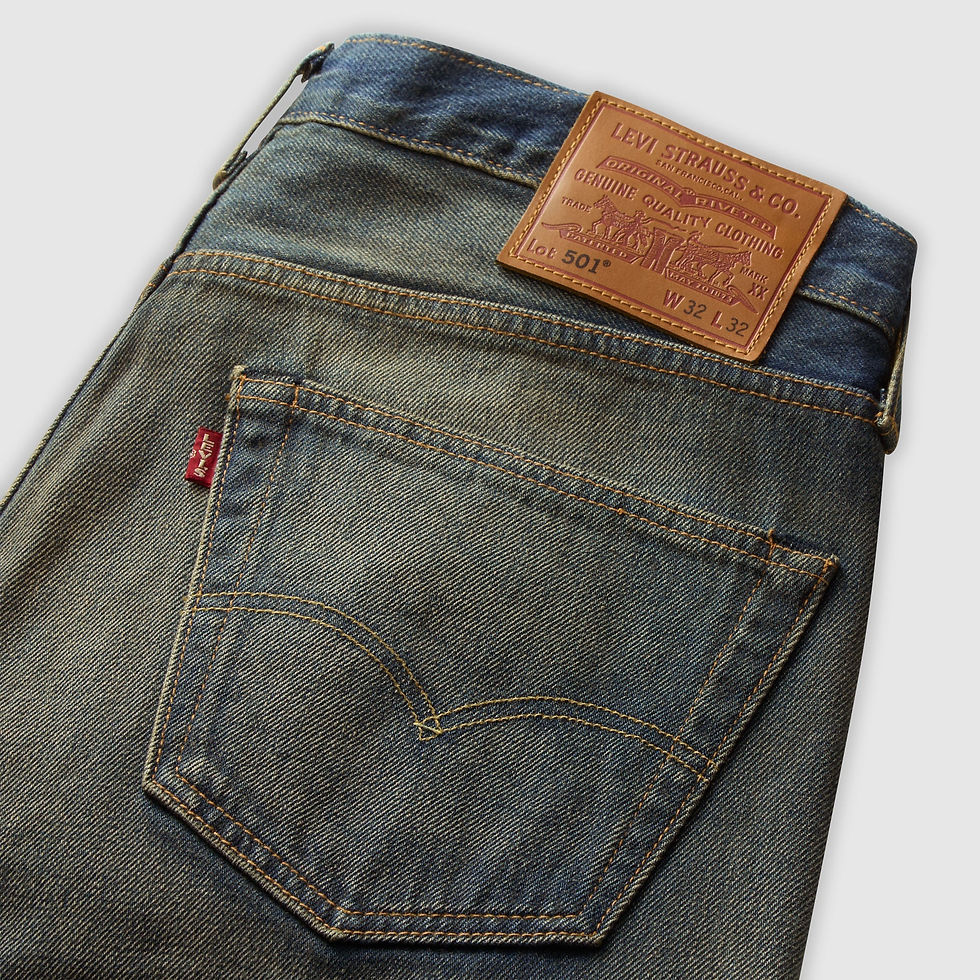 Jeans azules con etiqueta marrón de Levi Strauss, mostrando el bolsillo trasero y costuras naranjas. Fondo blanco simple.