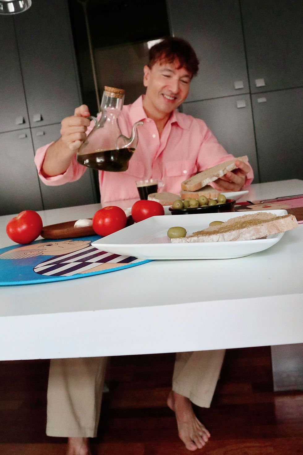 The Trendy Man desayunando pan con aceite