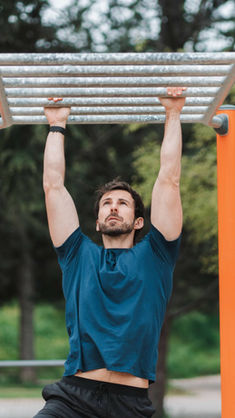 EL MÉTODO "DEAD HANG": POR QUÉ LOS EXPERTOS EN LONGEVIDAD NOS ANIMAN A COLGARNOS A DIARIO