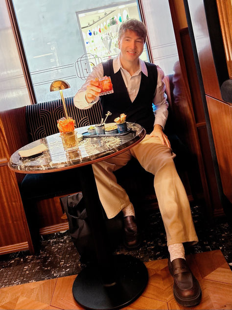 ES OFICIALMENTE LA NEGRONI WEEK (Y YO AQUÍ EN "EL GIACOSA" DE FLORENCIA CELEBRÁNDOLO)