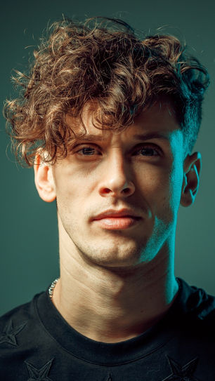 LA TENDENCIA DEL PELO VOLUMINOSO (O FLUFFY HAIR) PARA HOMBRES: TRUCOS PARA DAR VOLUMEN Y TEXTURA A TU MELENA