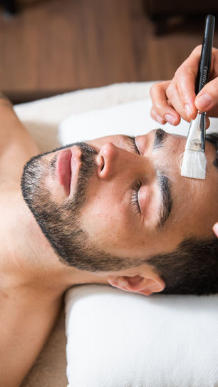 ASI SE CUIDAN LOS HOMBRES DE HOY (MASAJES, MANICURAS, PEELINGS...)