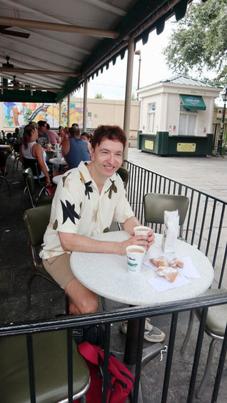 LOS RIQUÍSIMOS BEIGNETS DEL "CAFÉ DU MONDE" DE NUEVA ORLEANS