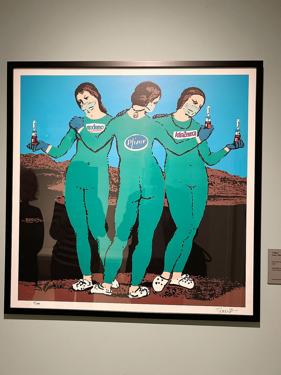 Tres figuras médicas en verde con jeringas y logotipos de Moderna, Pfizer y AstraZeneca. Fondo azul y marrón, reflejan cooperación.