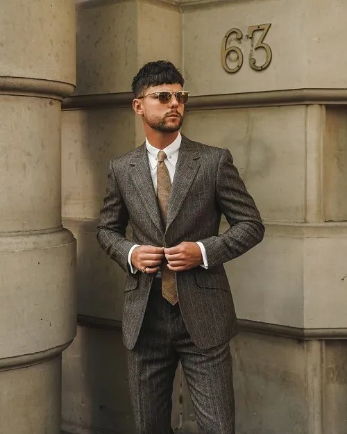 Hombre con corte de pelo francés