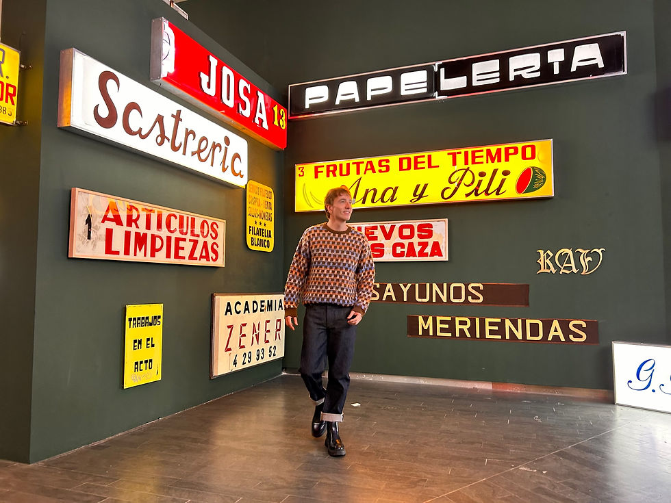 Miguel Biedma con jersey de Balmain en la exposición No Va a Quedar Nada de Todo Esto