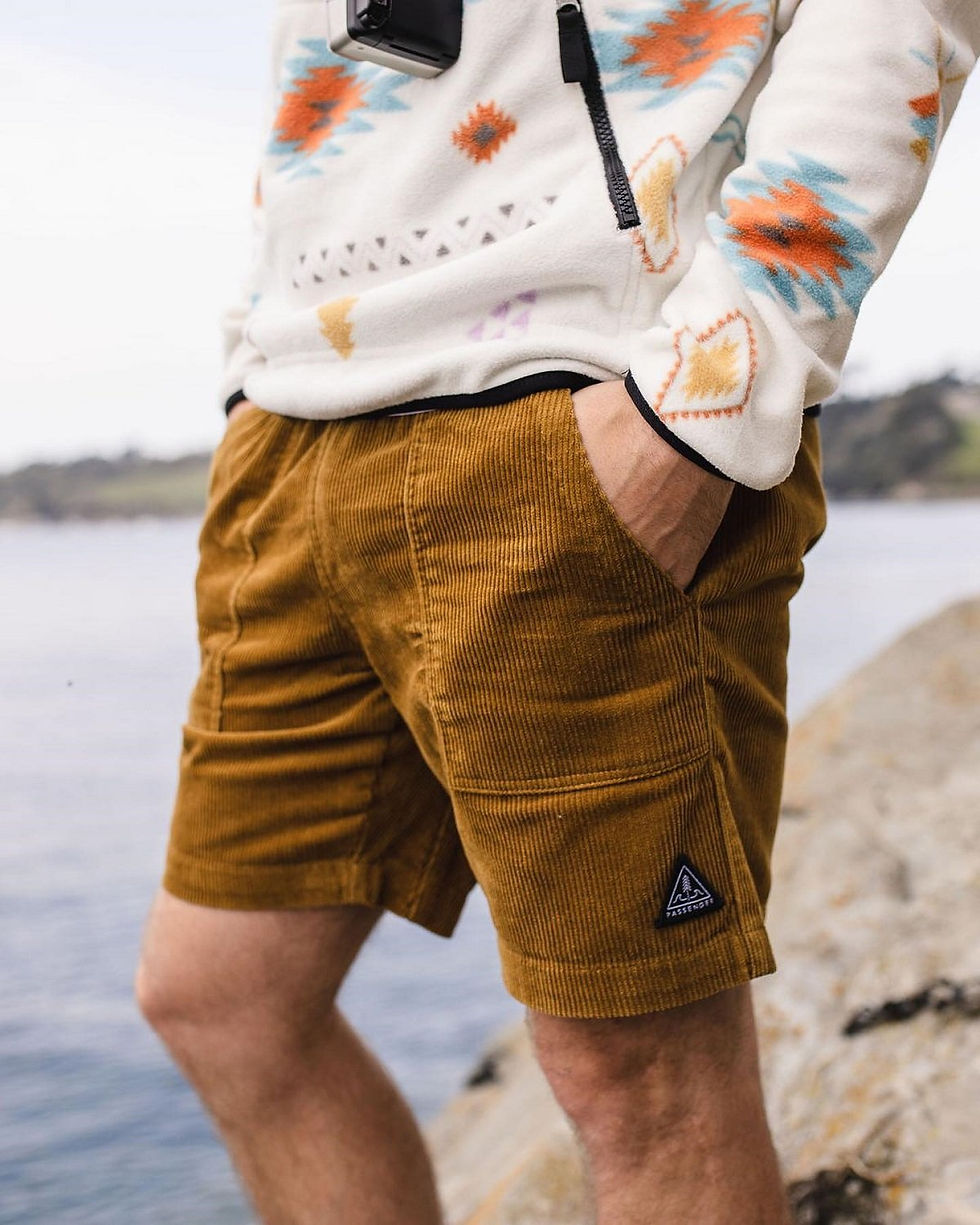 Cómo combinar ropa antigua y actual en hombres