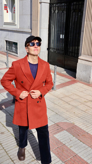 ABRIGO MARRÓN PARA HOMBRES: ELEGANCIA, VERSATILIDAD Y UN TOQUE DE SORPRESA