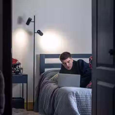 ASÍ ES EL DORMITORIO MASCULINO IDEAL: ESTILO, ORDEN Y PERSONALIDAD