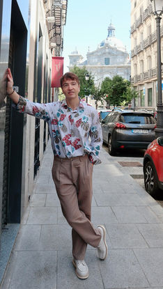 CAMISAS DE FLORES PARA HOMBRES: NI PIÑAS NI PLAYAS, SÓLO ESTILO
