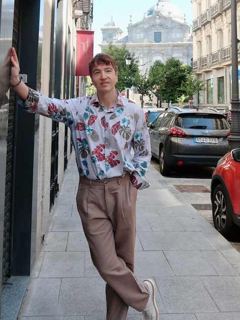CAMISAS DE FLORES PARA HOMBRES: NI PIÑAS NI PLAYAS, SÓLO ESTILO