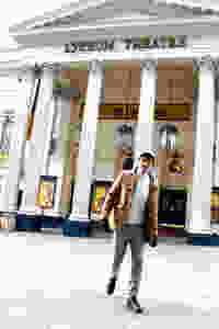 The trendy Man a la puerta del musical El Rey Leon en Londres