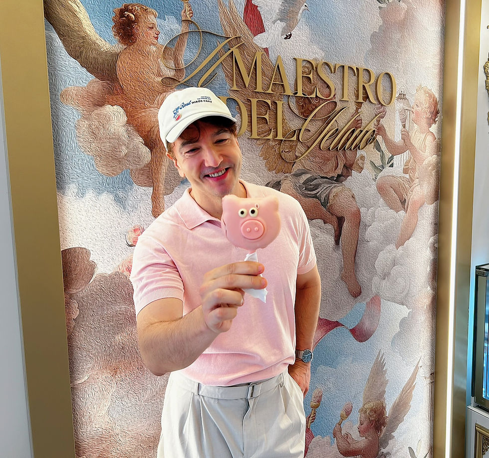 Miguel Biedma con un polo de la heladería Lucciano's