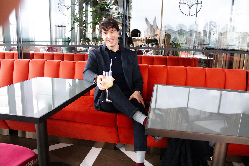 The Trendy Man tomando un cóctel en el Gingko Sky Bar