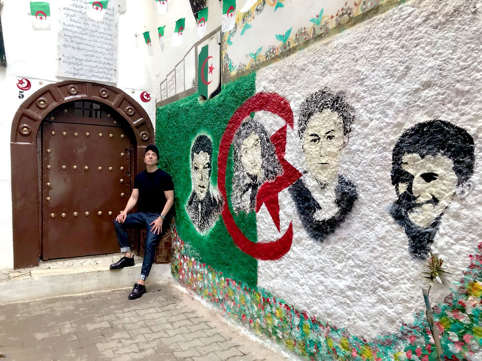 The Trendy Man en la puerta de una casa de la Casbah