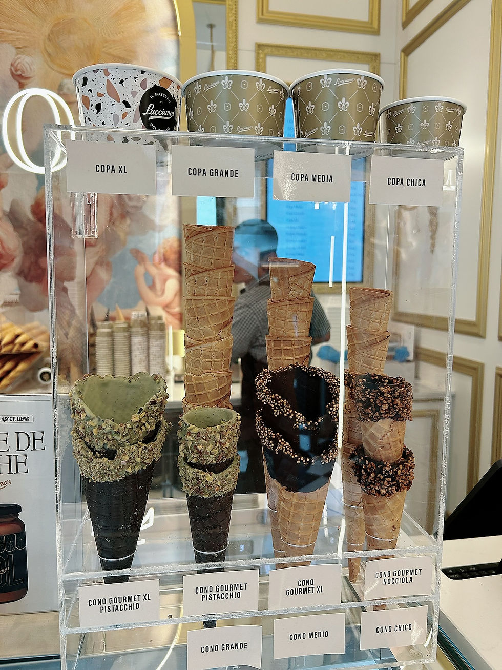 Vitrina de helados con conos gourmet y etiquetas COPA XL, COPA GRANDE, COPA MEDIA y COPA CHICA en una heladería de Lucciano’s de Madrid