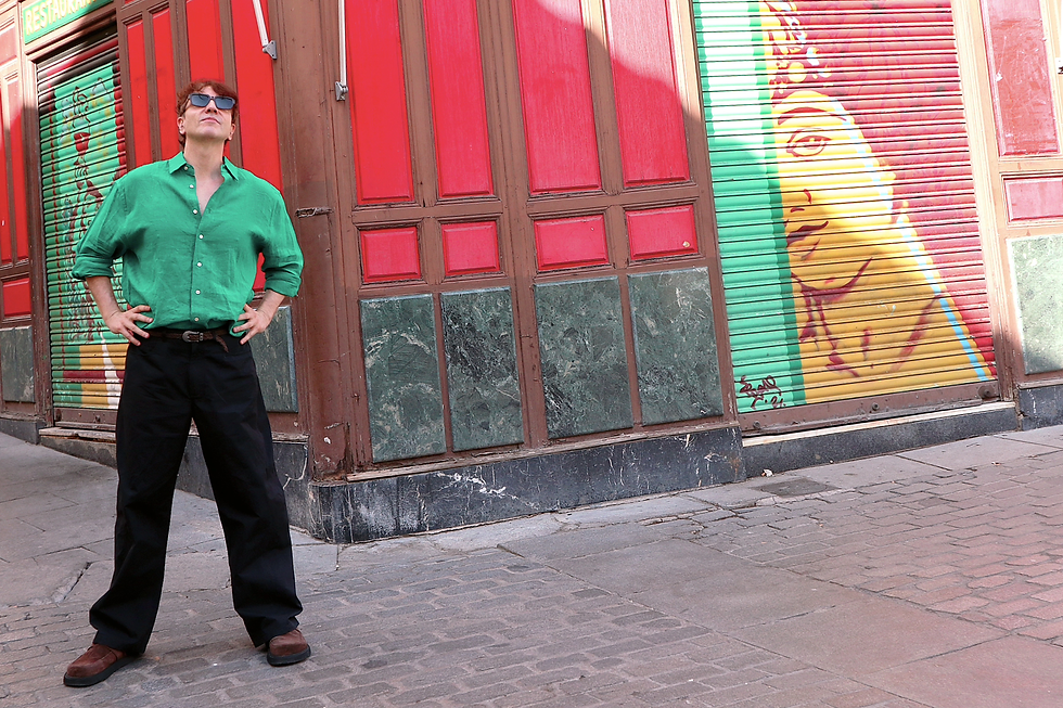 The Trendy Man con un pantalón y y una camisa de COS
