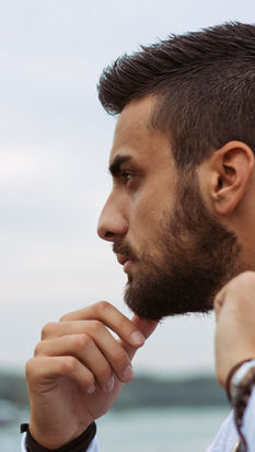 CÉSAR, BUZZ Y SIDE PART: LOS CORTES DE PELO QUE DOMINARÁN LA PRIMAVERA MASCULINA