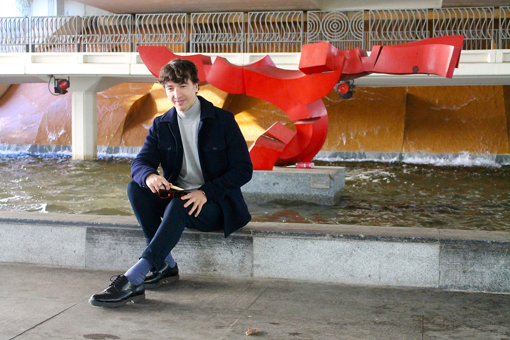 Miguel Biedma sentado en el Museo al Aire Libre de Madrid