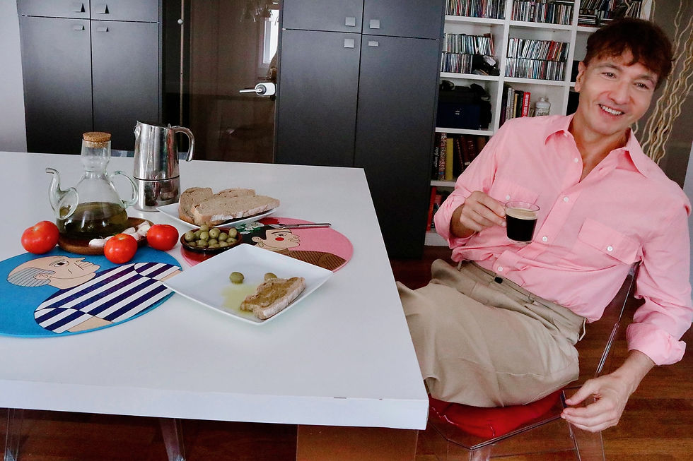The Trendy Man desayuna pan con aceite de oliva en casa